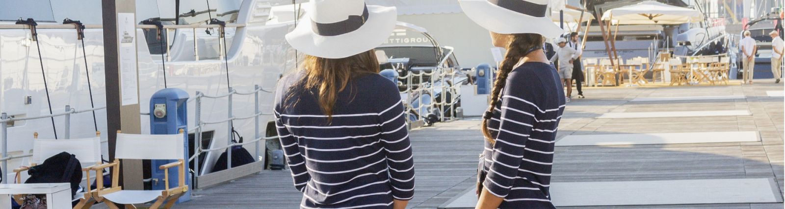 Hostess in attesa d'imbarco su uno yacht